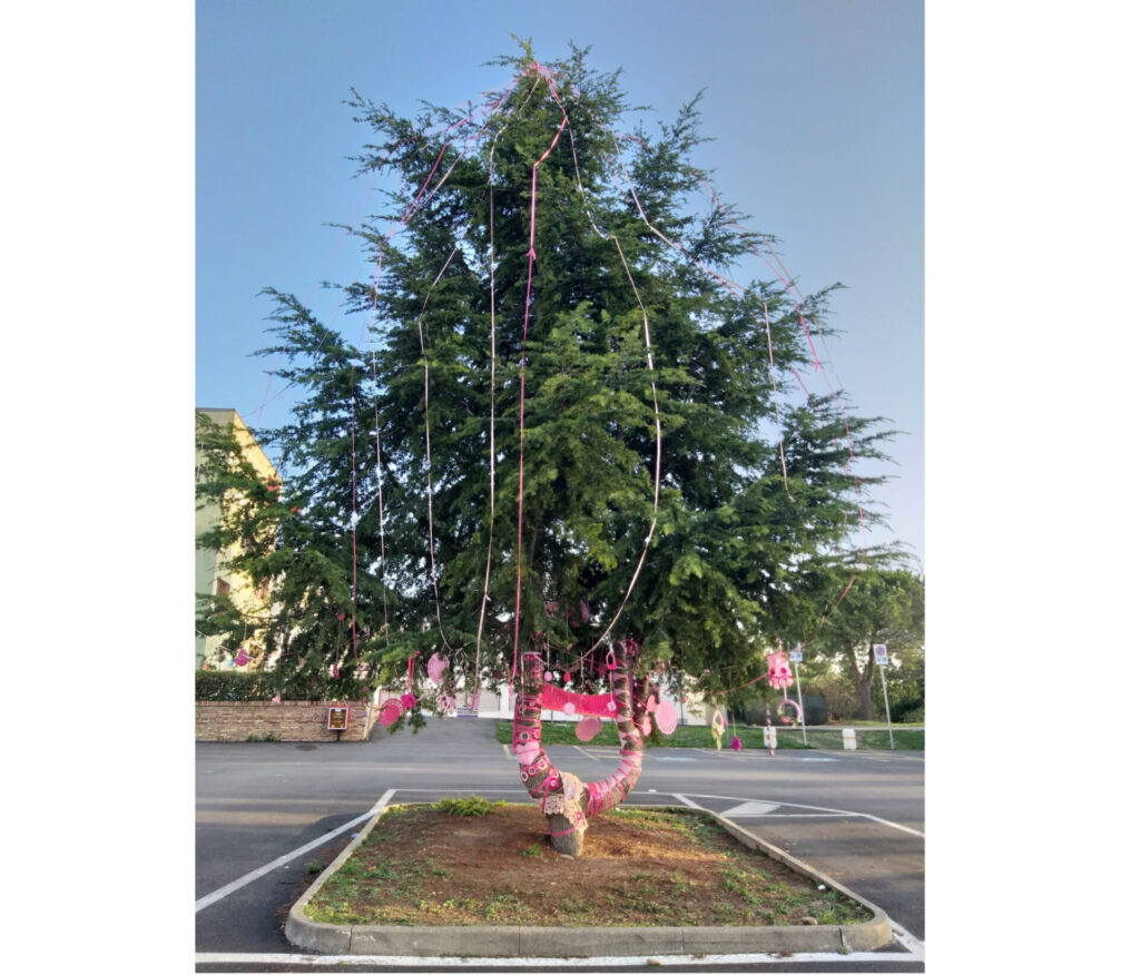 Albero vestito di rosa alla scuola Spataro di Vasto - GALLERY 2 immagine