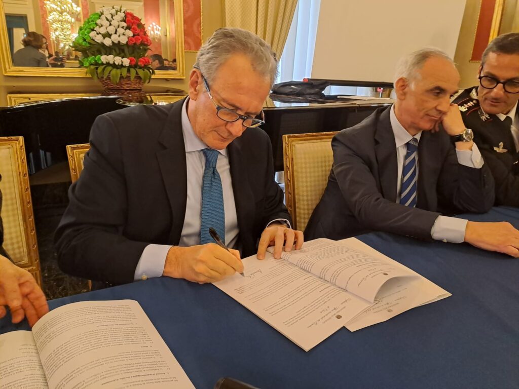 Mille occhi sulla città, il nuovo protocollo sulla sicurezza - Gallery 2 mille occhi sulla citta firma prefetto1