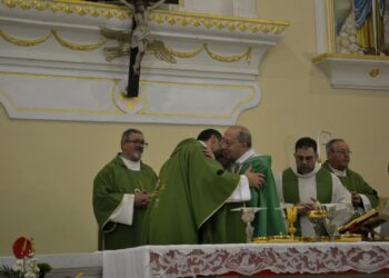 L'abbraccio tra don Gianni e monsignor Bruno Forte