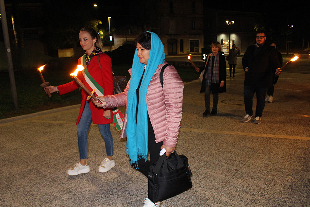 San Salvo, una suggestiva fiaccolata per le donne iraniane e afgane che vedono negati i loro diritti - Gallery 13 s10