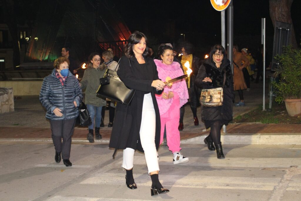 San Salvo, una suggestiva fiaccolata per le donne iraniane e afgane che vedono negati i loro diritti - Gallery 6 s13