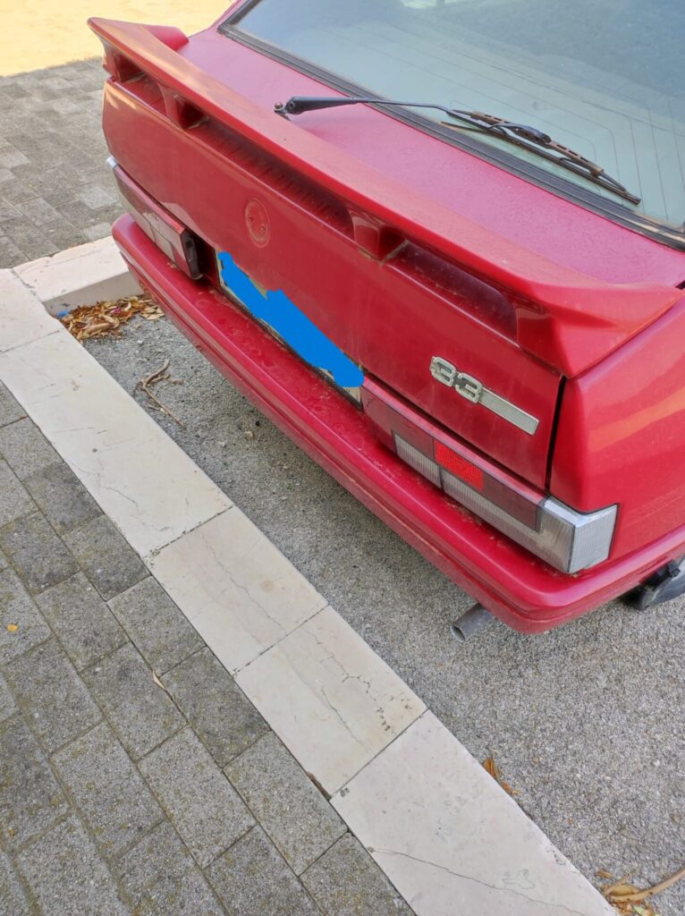 Auto abbandonate da anni a Vasto marina - Gallery 2 foto1 2