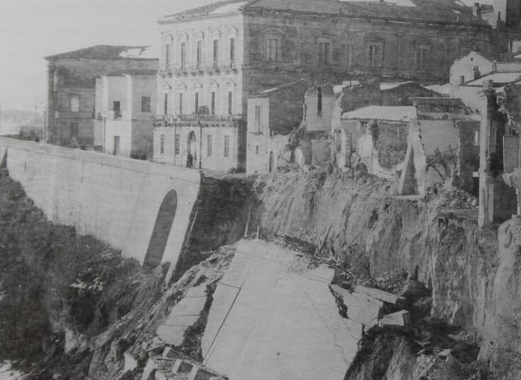 La frana del febbraio 1956 a Vasto. Archivio foto Di Marco