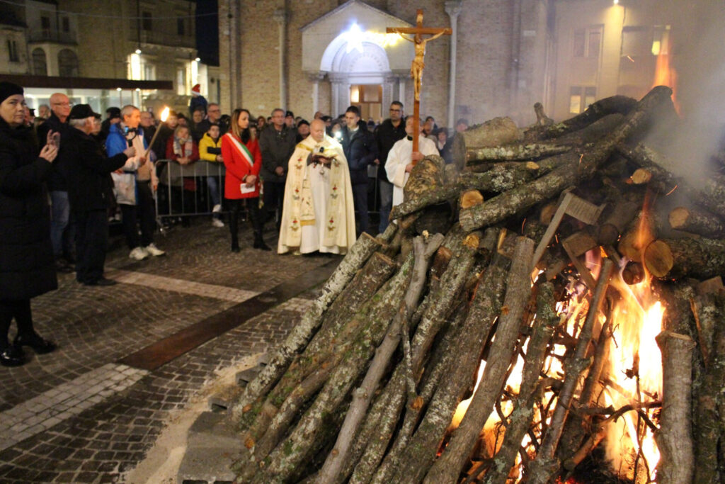 In tanti a San Salvo per il tradizionale fuoco di San Tommaso - GALLERY 2 immagine 5 6