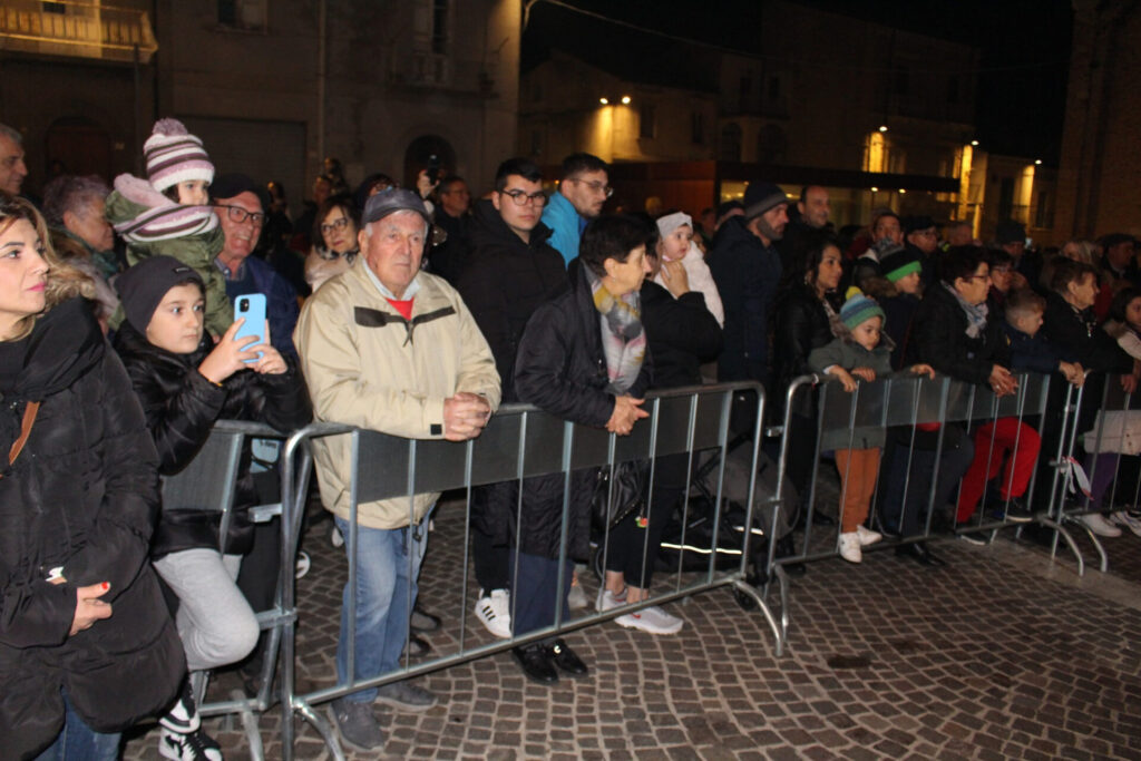 In tanti a San Salvo per il tradizionale fuoco di San Tommaso - GALLERY 3 immagine 5 7