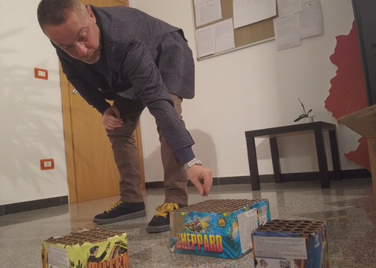 Capodanno, come usare i botti in sicurezza proteggendo persone e animali - VIDEO 11 pace fuochi ap