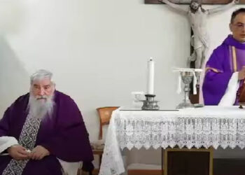 A sinistra, padre Lorenzo durante una celebrazione nella chiesa Mater Domini di Chieti