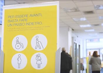 Il cartello esposto negli uffici postali della provincia di Chieti