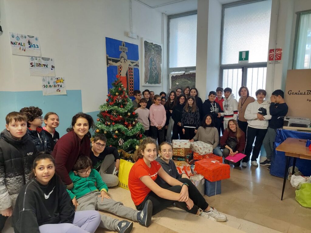 Giunto alla terza edizione il progetto "Le scatole di Natale" ed è sempre un gran successo - Gallery 2 scuola paolucci 2