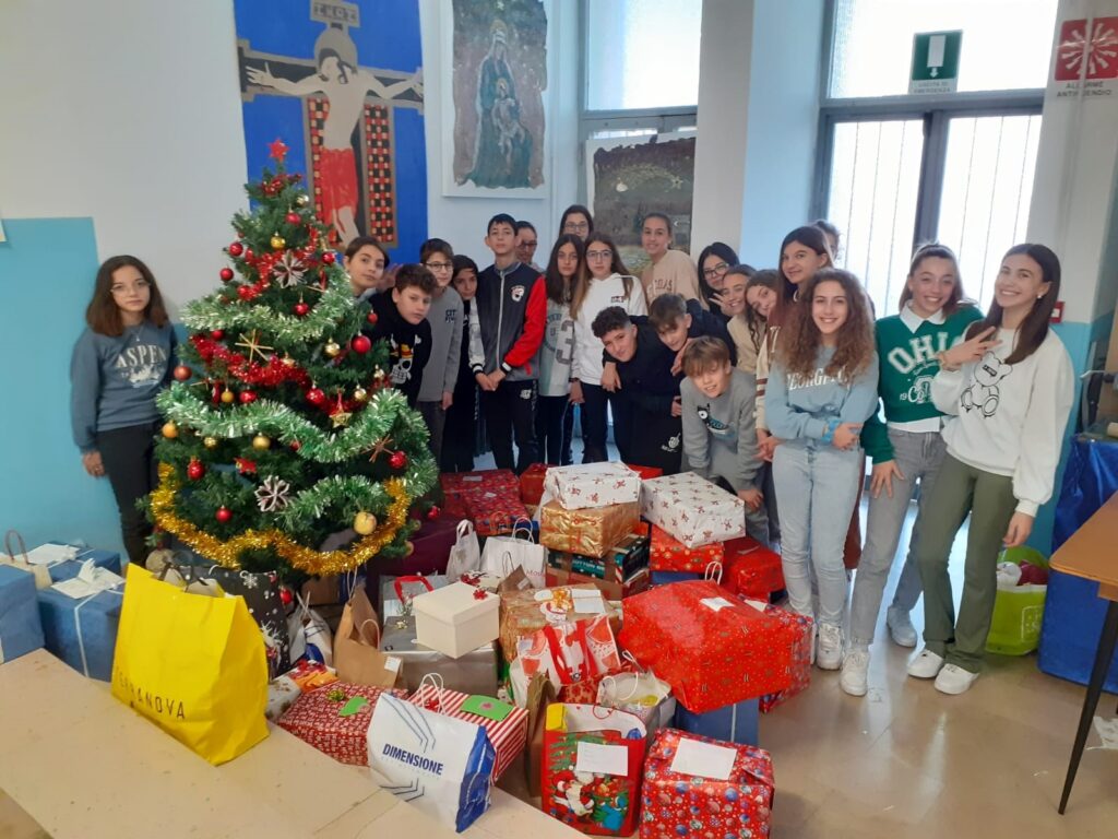Giunto alla terza edizione il progetto "Le scatole di Natale" ed è sempre un gran successo - Gallery 6 scuola paolucci5