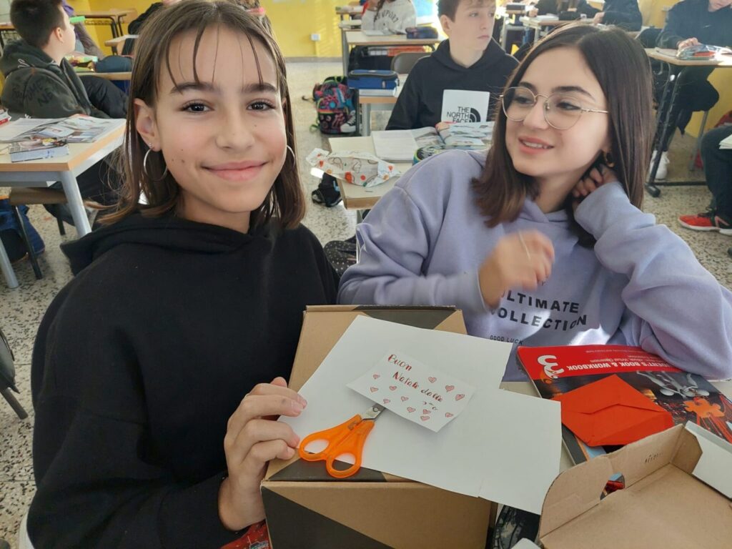 Giunto alla terza edizione il progetto "Le scatole di Natale" ed è sempre un gran successo - Gallery 4 scuola poalucci 3