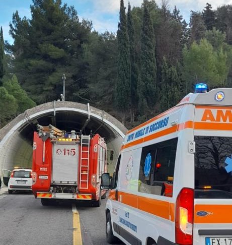 Simulazione di incidente in galleria sull'A 14 con principio d'incendio - Foto 3 230112 esercitazione Galleria Vaccaro 03