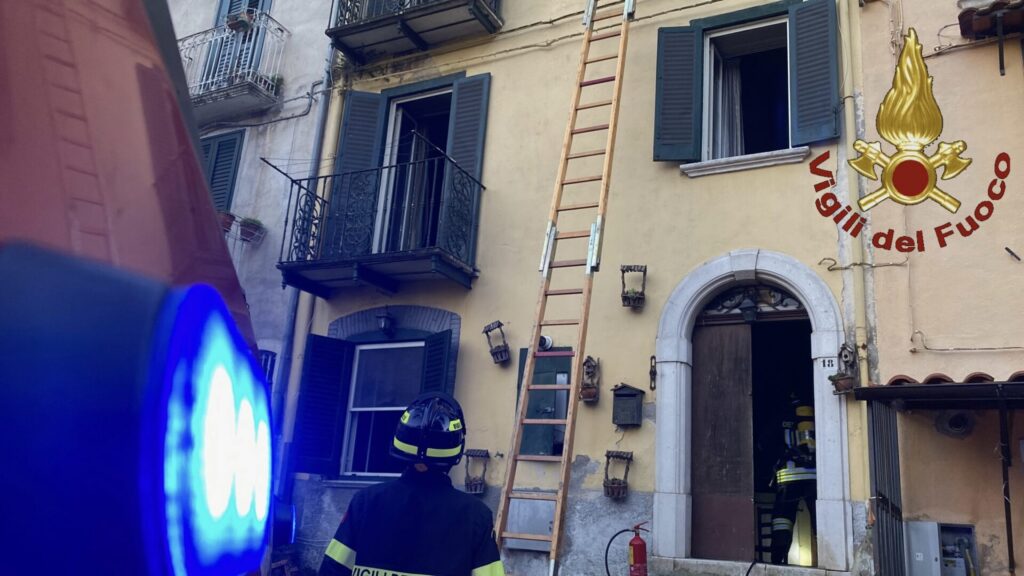 Albero di Natale innesca incendio in casa 2 Incendio Is1