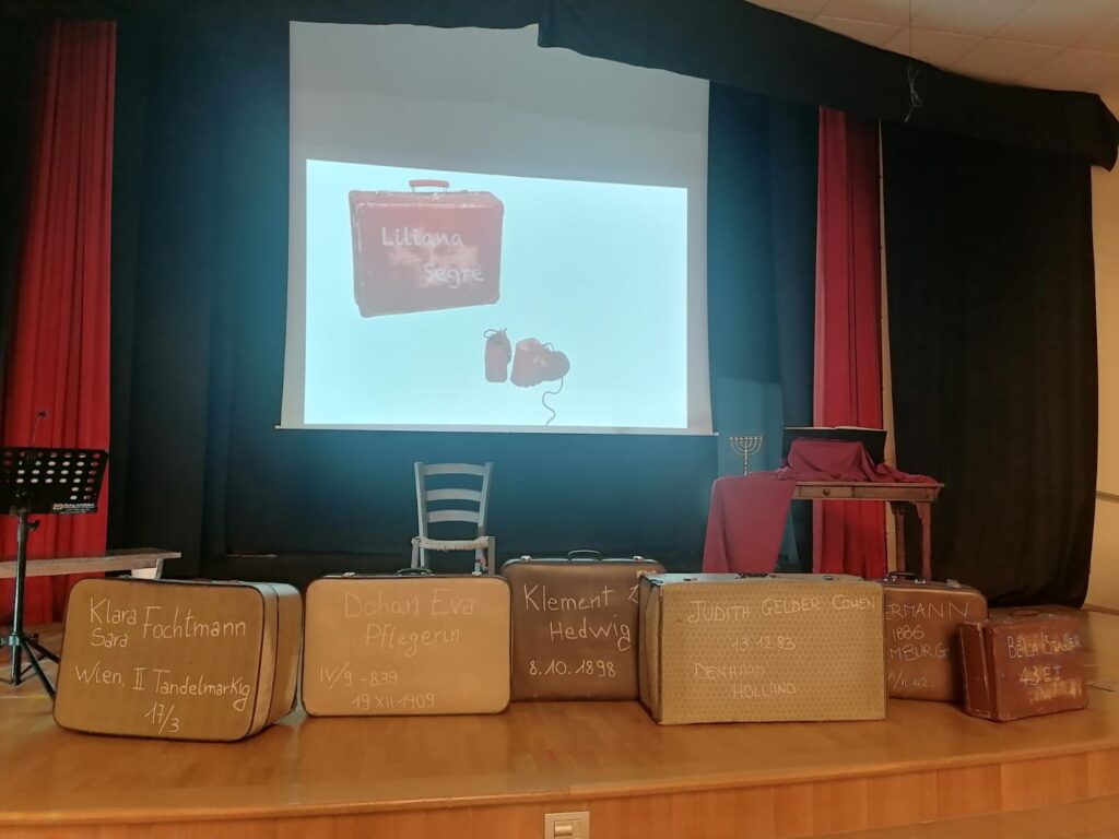 Teatro, storia ed emozioni oggi per le classi terze della scuola Paolucci - Gallery 2 comp3ok
