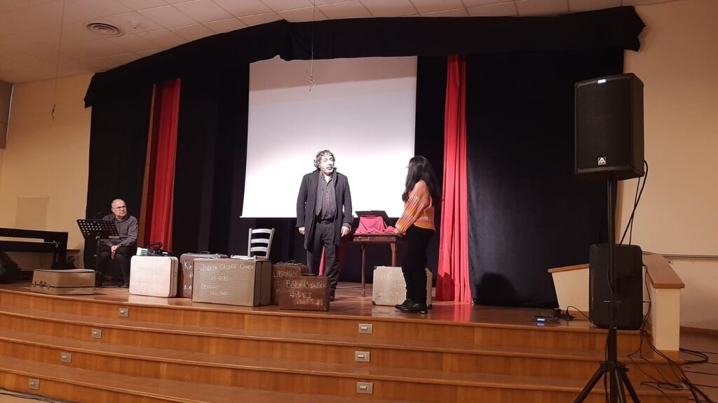 Teatro, storia ed emozioni oggi per le classi terze della scuola Paolucci - Gallery 5 comp4ok