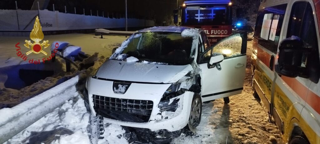Incidente stradale nella notte, ferito un ragazzo - Gallery 3 incidente2