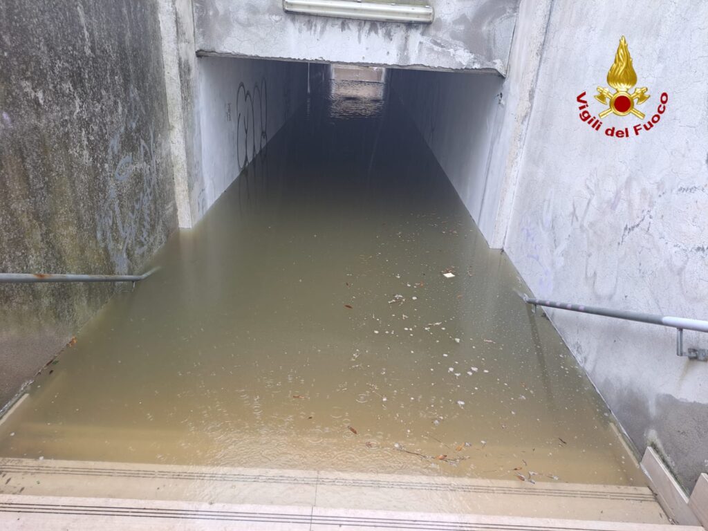 Allagato il sottopasso della stazione di Petacciato - Gallery 2 petacciaato2