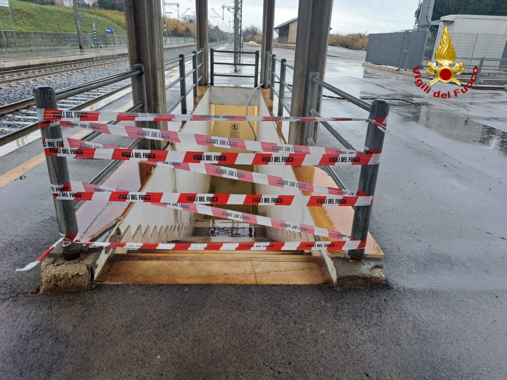 Allagato il sottopasso della stazione di Petacciato - Gallery 3 petacciato1
