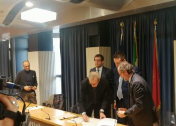 La firma del protocollo d'intesa ieri a Pescara