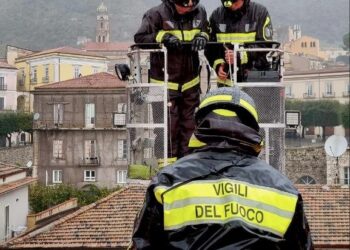 Venafro, rimozione di una parte del tetto di un edificio