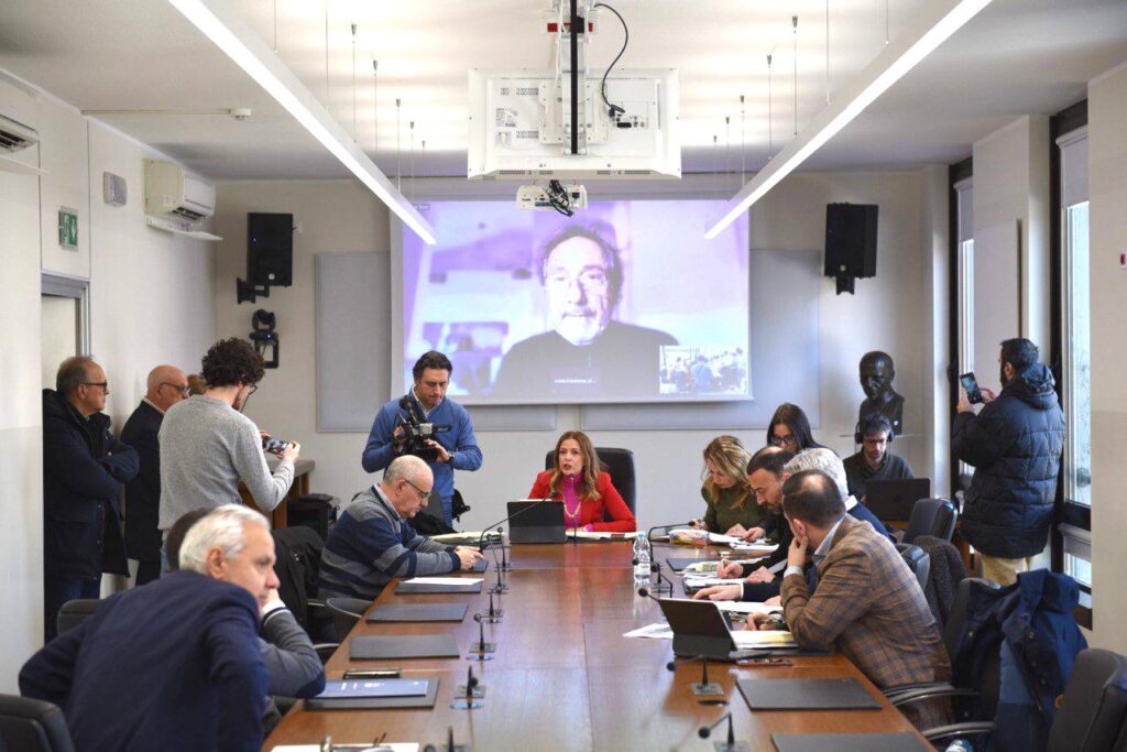 La Commissione d'inchiesta sull'emergenza idrica ospita il prof. Mario Tozzi 3 Aula Commissione dinchiesta emergenza idrica
