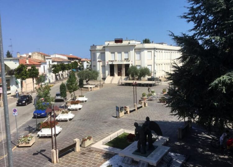 La piazza principale  di Fossacesia. Foto d'archivio