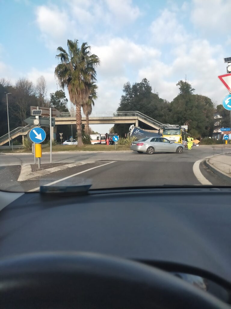 Camion si schianta contro un sovrappasso a San Salvo Marina - GALLERY 3 WhatsApp Image 2023 02 03 at 08.53.51