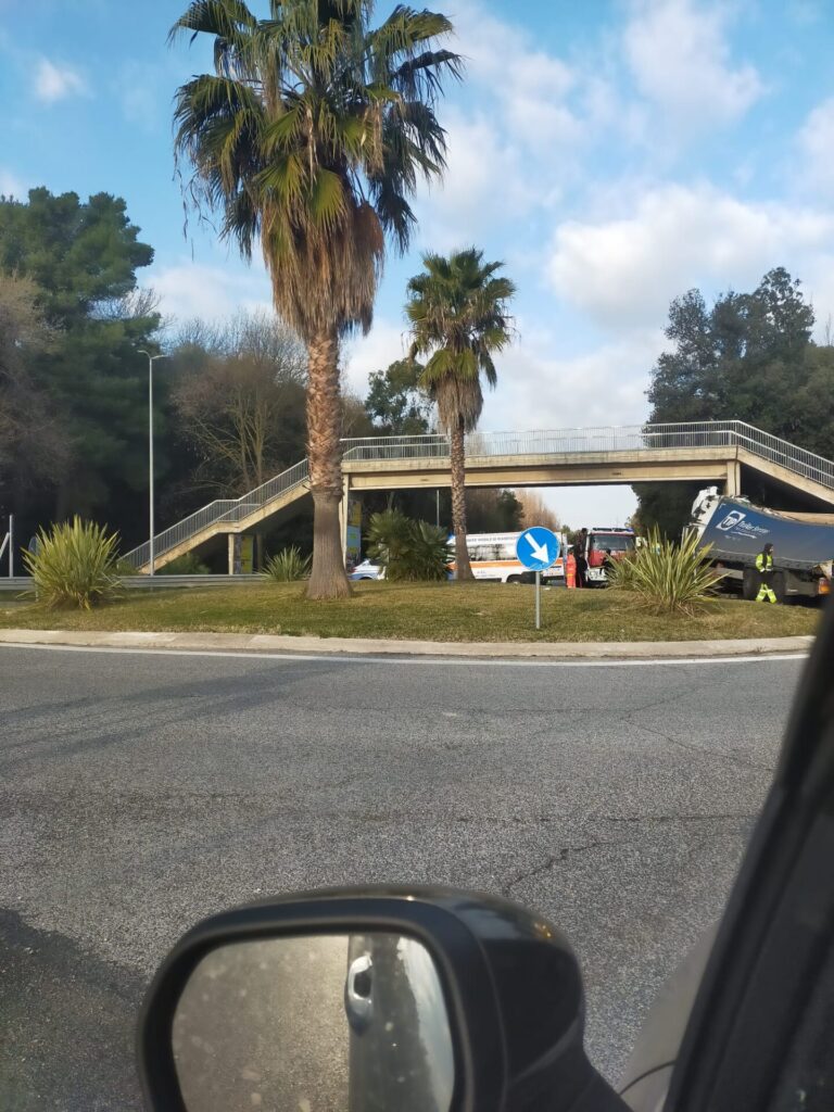 Camion si schianta contro un sovrappasso a San Salvo Marina - GALLERY 2 WhatsApp Image 2023 02 03 at 08.53.52