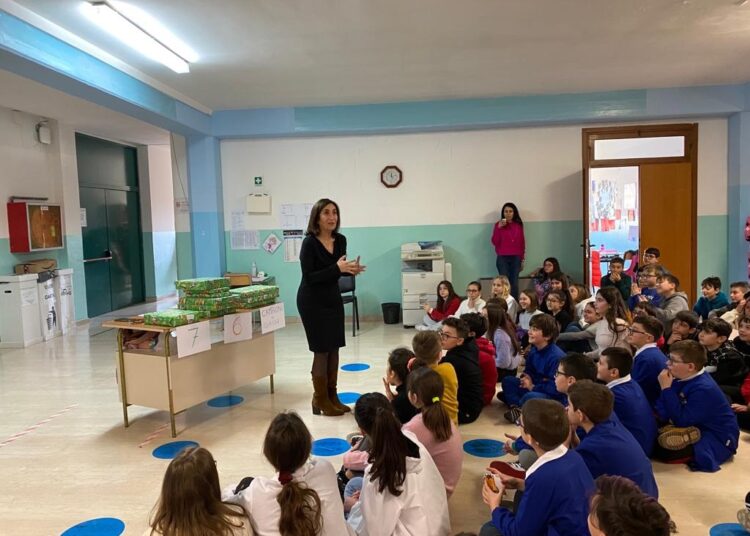 La docente Maddalena Lacavalla con gli alunni che hanno partecipato alla competizione