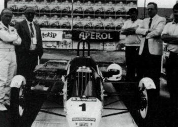 L'auto solare. A sinistra, Oscar De Lena e Mario Guardiani (Siv); a destra Enrico Chiappini e due collaboratori dell'Università dell'Aquila