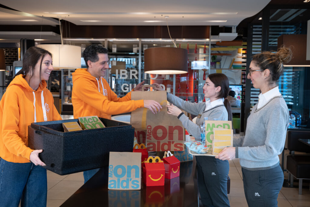 McDonald’s dona 50 pasti caldi ogni settimana all'associazione Papa Giovanni XXIII 2 mc donalds