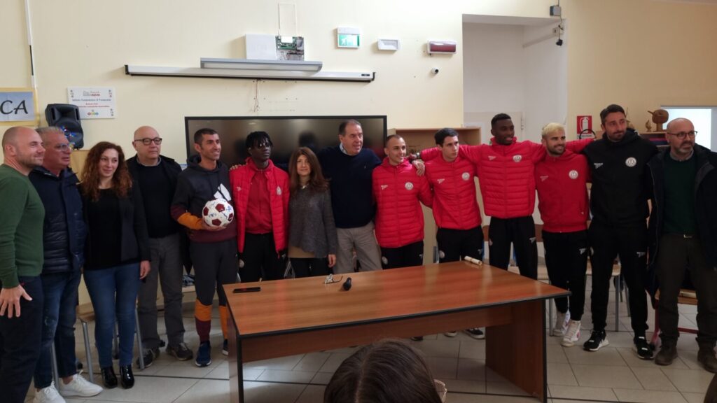I calciatori immigrati dell'Union Fossacesia raccontano le loro storie ai ragazzi della scuola media 2 20230405 111536