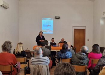 In piedi l'assessora comunale di San Salvo, Elisa Marinelli