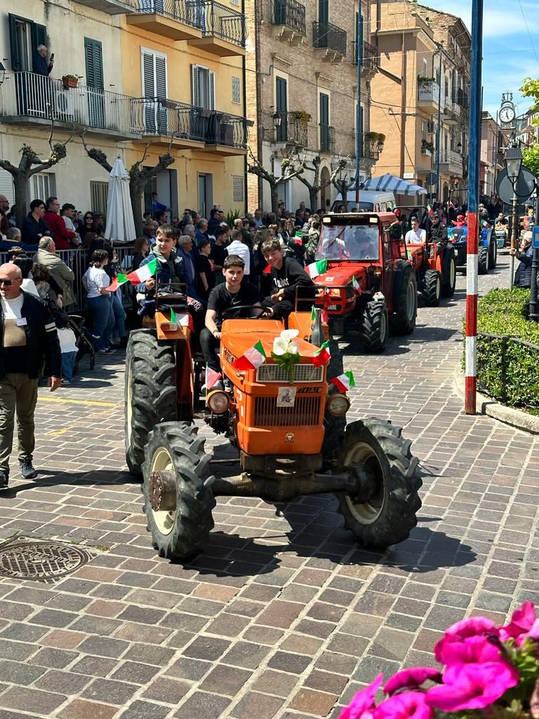 A Pollutri si ripete la sfilata dei trattori ed il pranzo della "domenica delle some di San Nicola" - Gallery 8 some san nicola 2