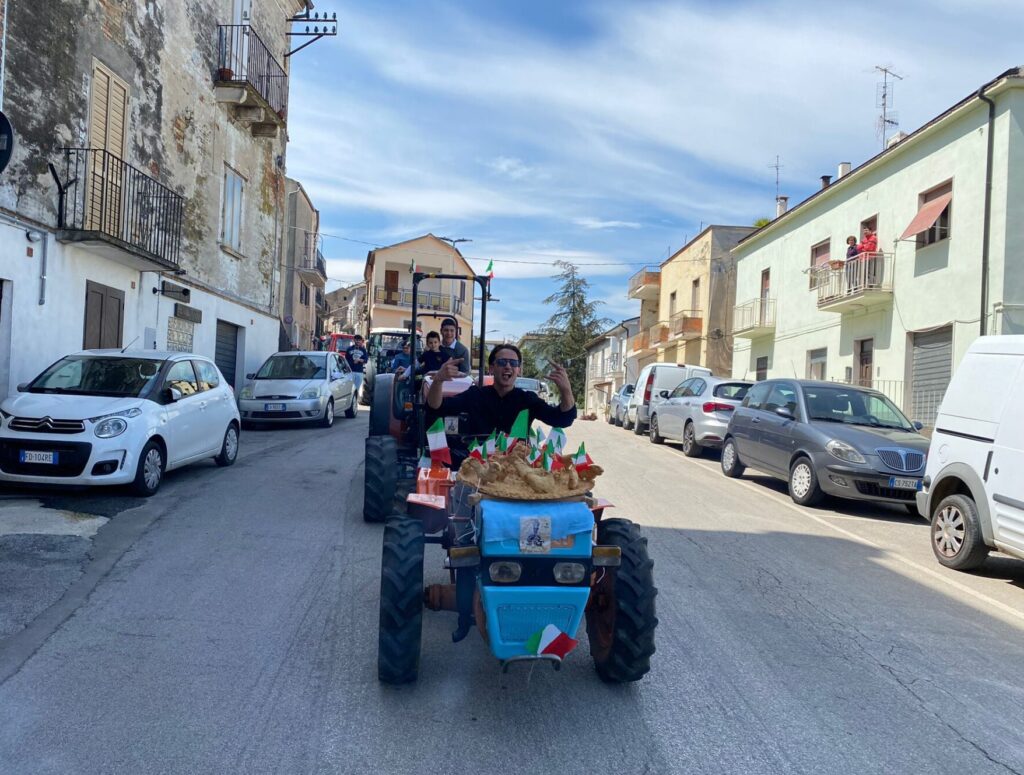 A Pollutri si ripete la sfilata dei trattori ed il pranzo della "domenica delle some di San Nicola" - Gallery 5 some san nicola 7 e1682279177704