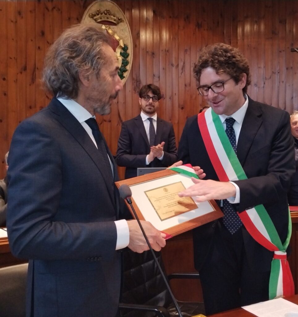 Attestato di civica benemerenza a Bruno Giangiacomo e Giampiero Di Florio 2 Consegna targa Di Florio