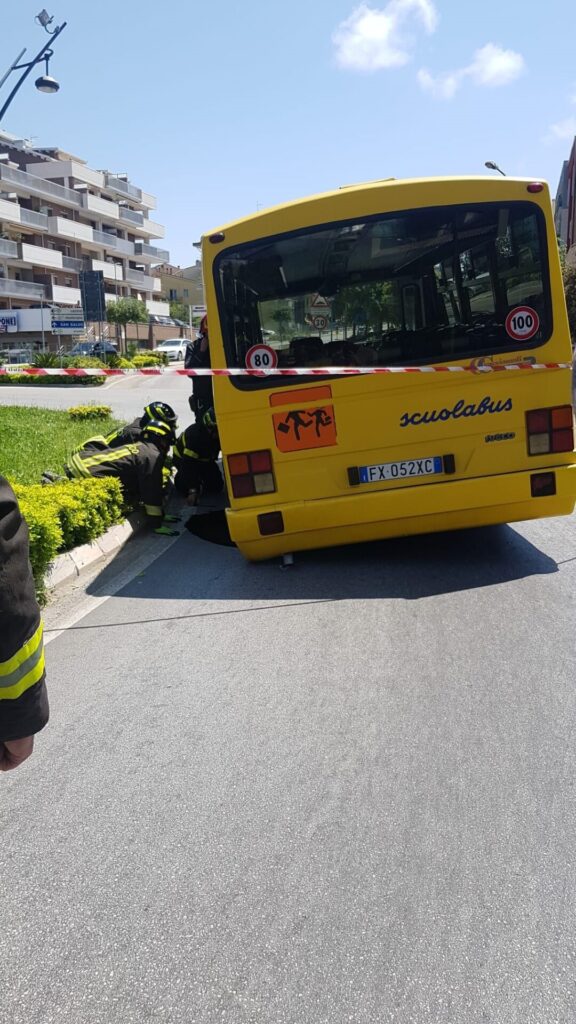 Cede l'asfalto, scuolabus bloccato - Gallery 4 SCUOLABUSok