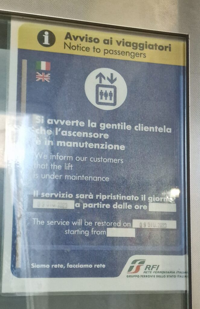 Ascensore guasto alla stazione, donna disabile costretta a farsi aiutare sulle scale 2 avviso affisso