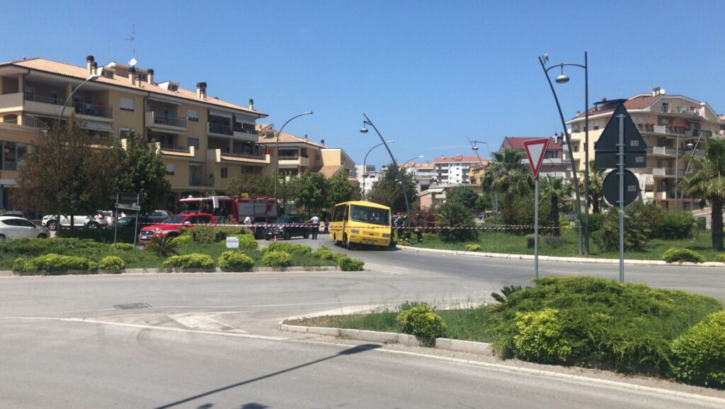 Cede l'asfalto, scuolabus bloccato - Gallery 2 foto incidente 2