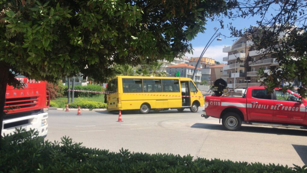 Cede l'asfalto, scuolabus bloccato - Gallery 3 foto3 1