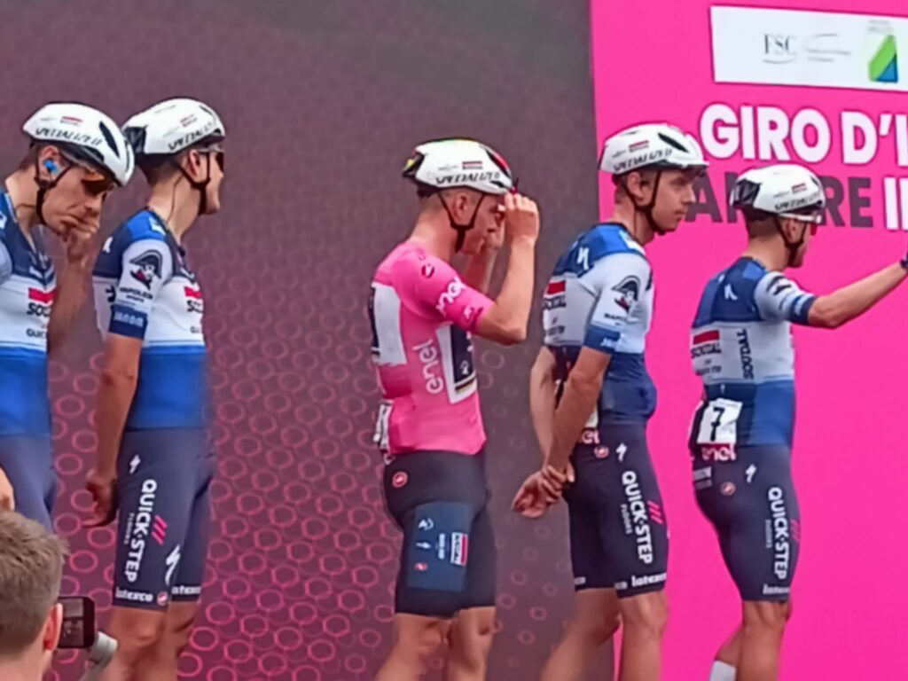 Il cielo si tinge di rosa, Vasto saluta il Giro - Video e Gallery 25 maglia rosa 1