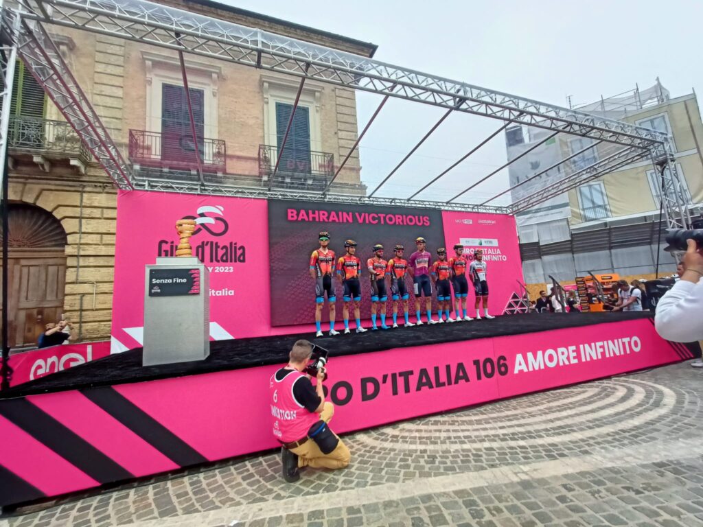 Il cielo si tinge di rosa, Vasto saluta il Giro - Video e Gallery 20 squadra1 2