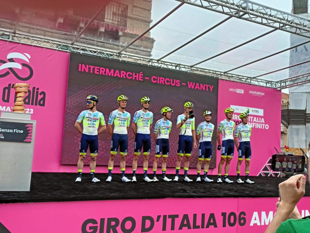 Il cielo si tinge di rosa, Vasto saluta il Giro - Video e Gallery 18 squadra9 1