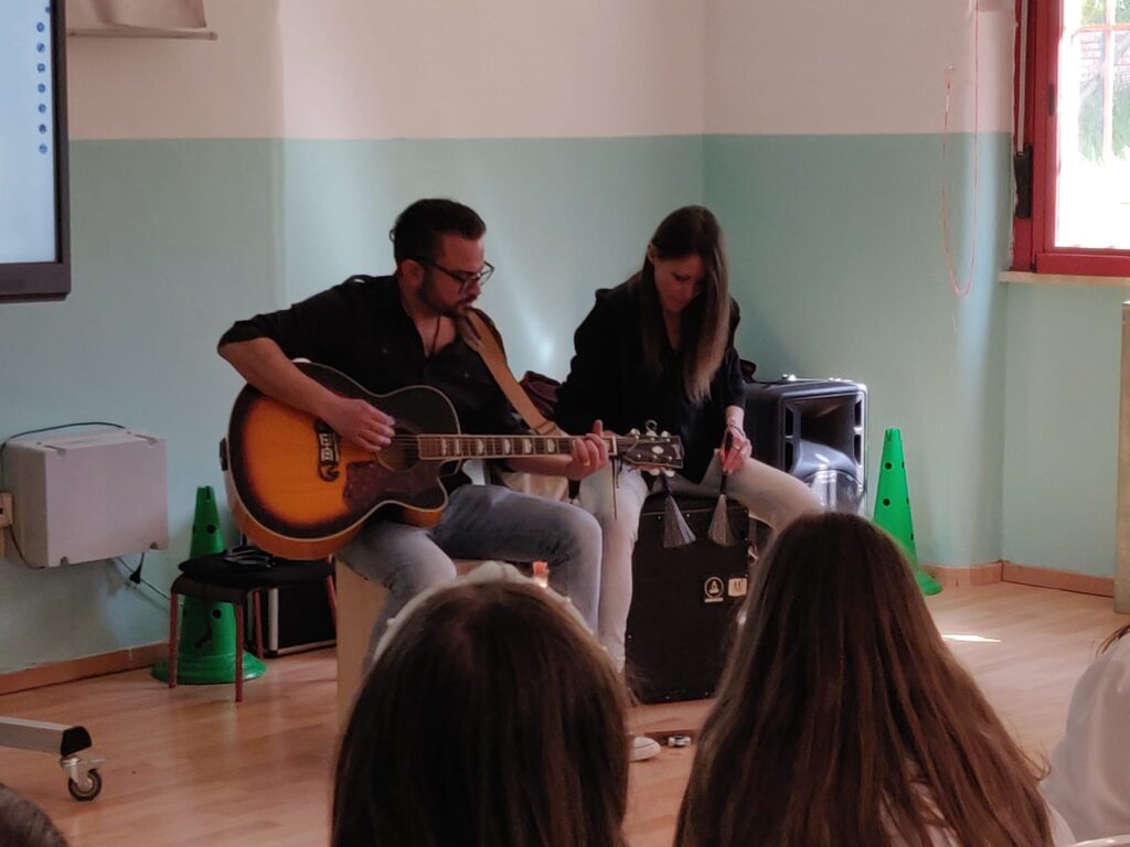 "Io sono un albero" la canzone scritta dai Malati Immaginari insieme agli studenti della Spataro - Gallery 4 334