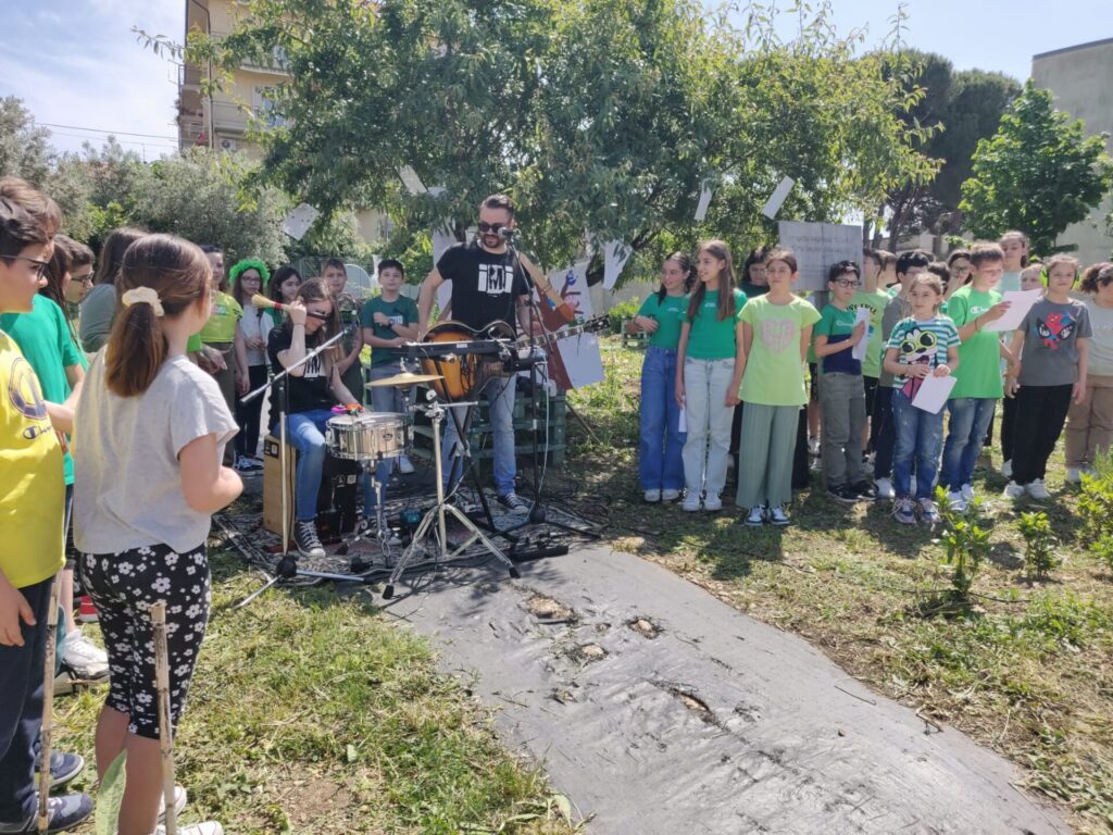 "Io sono un albero" la canzone scritta dai Malati Immaginari insieme agli studenti della Spataro - Gallery 2 3a 2