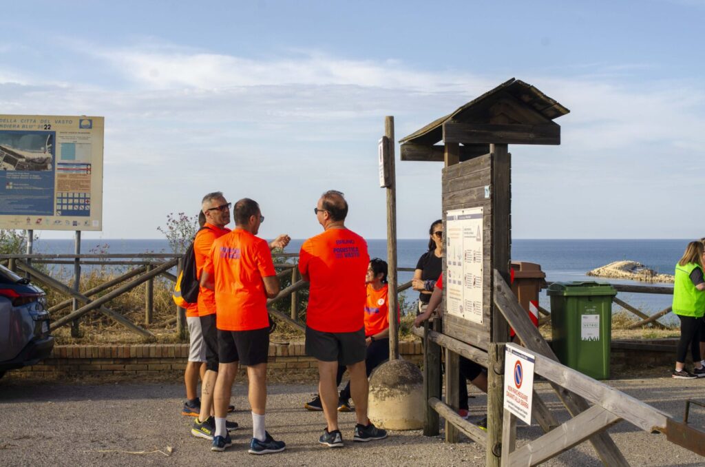 Vasto a sostegno dell'Emilia Romagna: camminata solidale nei pressi di Punta Penna 1 DSC8204