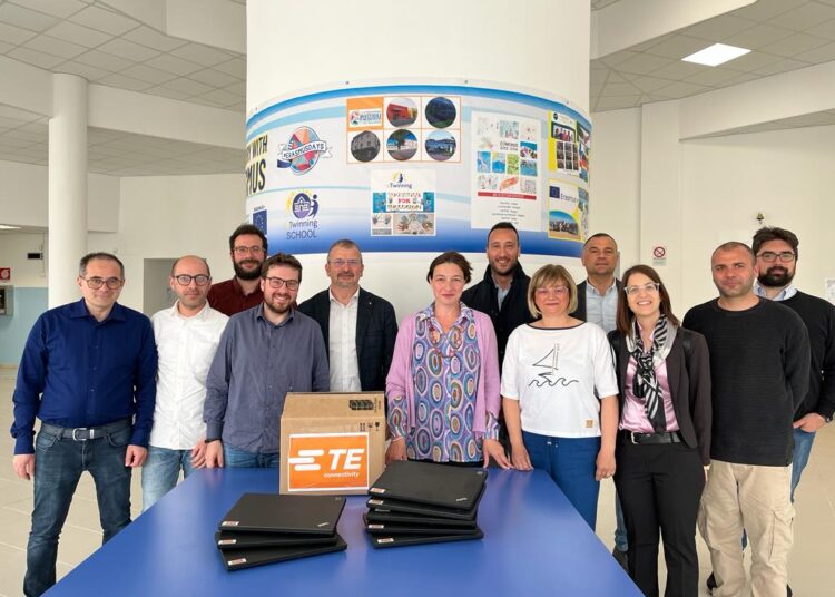Foto di gruppo delegazione TE Connectivity San Salvo Omnicomprensivo