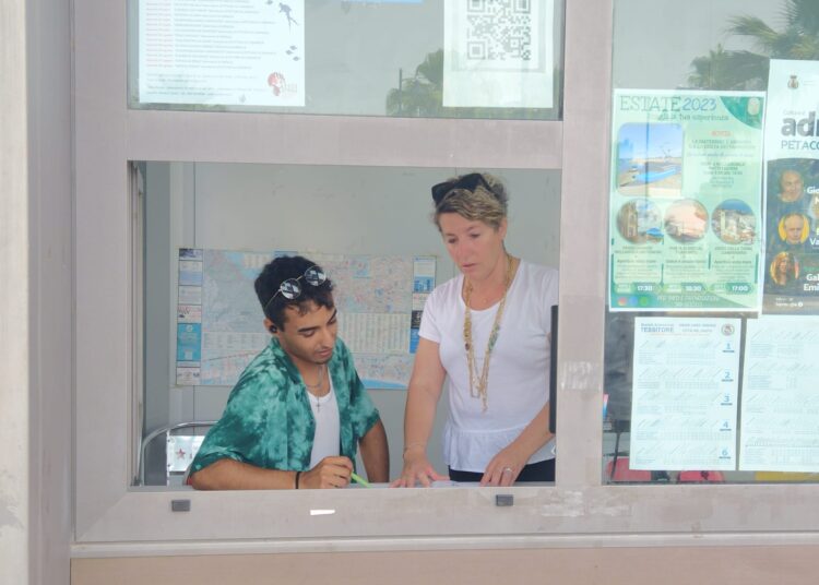 Un operatore e l'assessora al Turismo, Licia Fioravante