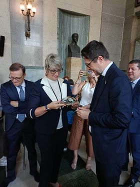 Cinzia Corti dona sasso al sottosegretario agli Interni Molteni 2 cinzia corti1 1