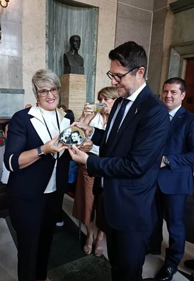 Cinzia Corti dona sasso al sottosegretario agli Interni Molteni 3 cinzia corti2
